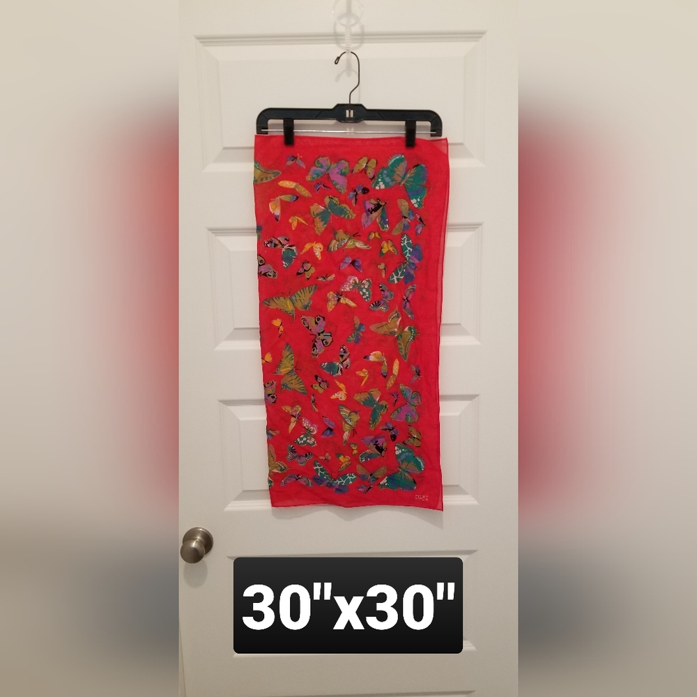 Club 7 Echo Scarf, EUC, Size 30"x30"